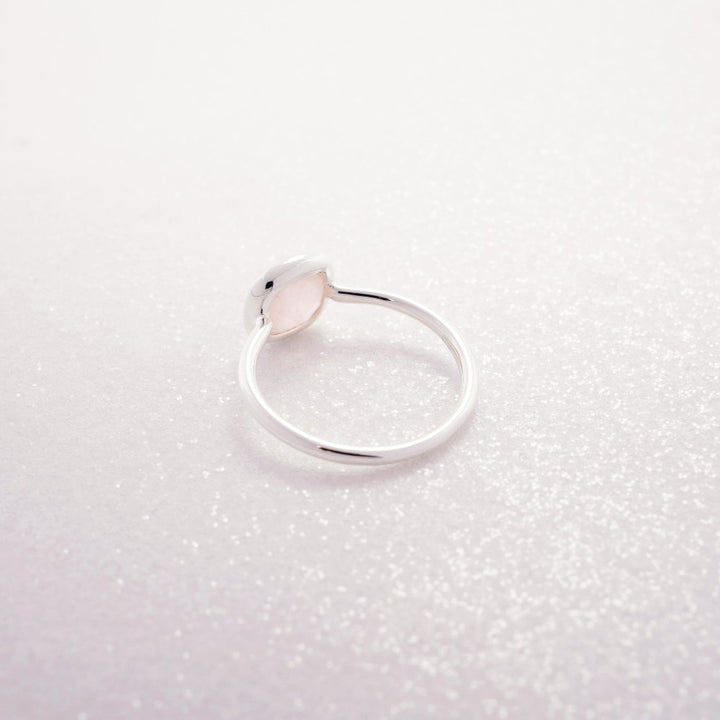 Kristallring med Rosenkvarts som är kärlekens sten. Ring med kristall Rosenkvarts som är en rosa sten med kärleksfulla energier.