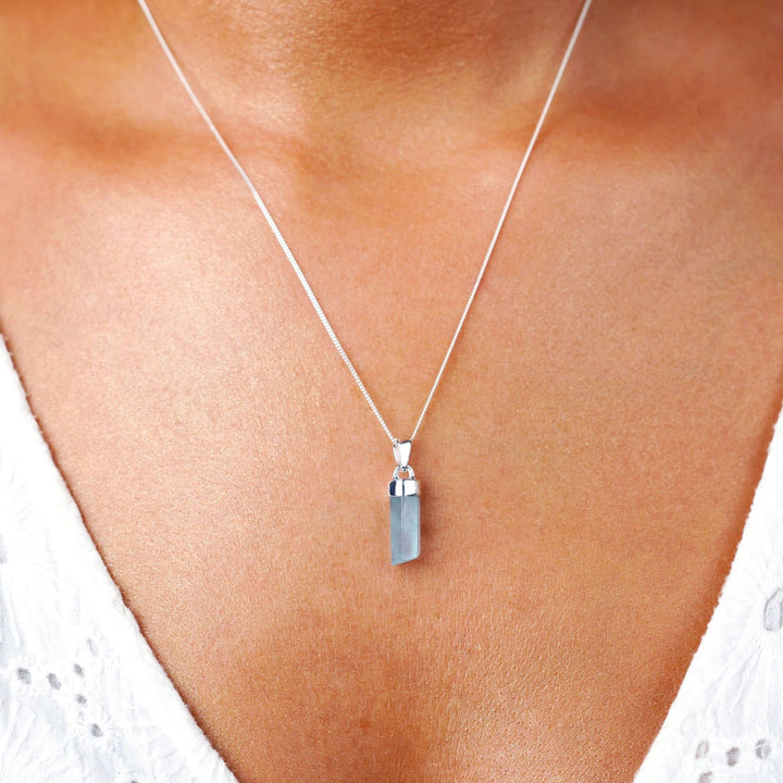 Halsband med kristallspets i Akvamarin, en blå vacker sten. Smycke med Akvamarin som är stenen för kommunikation och mars månadssten.