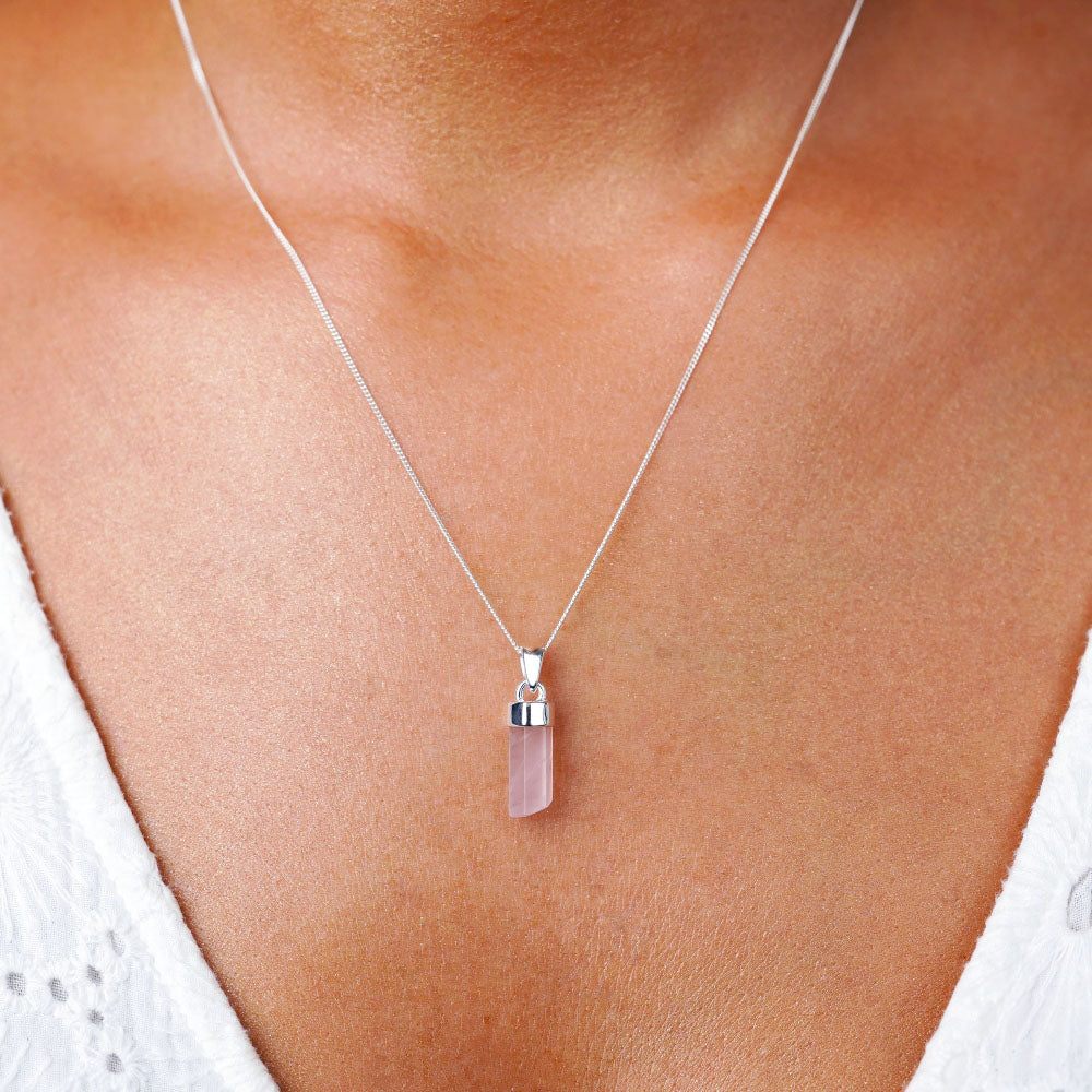 Rosenkvarts kristallspets halsband i silver. Smycke med rosa sten Rosenkvarts i spets. Rosenkvarts är kärlekens sten och perfekt att bära som halsband nära ditt hjärta.