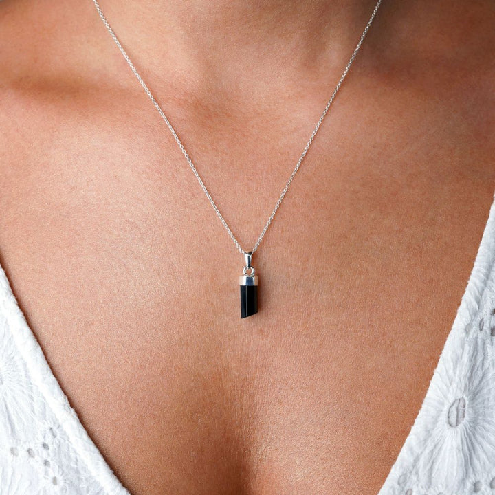 Halsband med svart sten Onyx  i spets modell. Kristallspets halsband med svart kristall Onyx i silver.