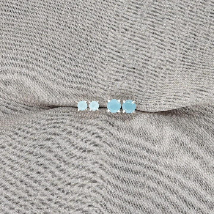 Silverörhängen med blå kristall Akvamarin. Stilrena studsörhängen i silver med kristall Akvamarin.