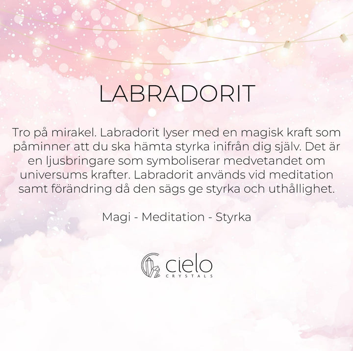 Labradorit är en vacker kristall som står för magi, meditation och styrka. Bär med dig kristallens energi överallt med våra smycken.