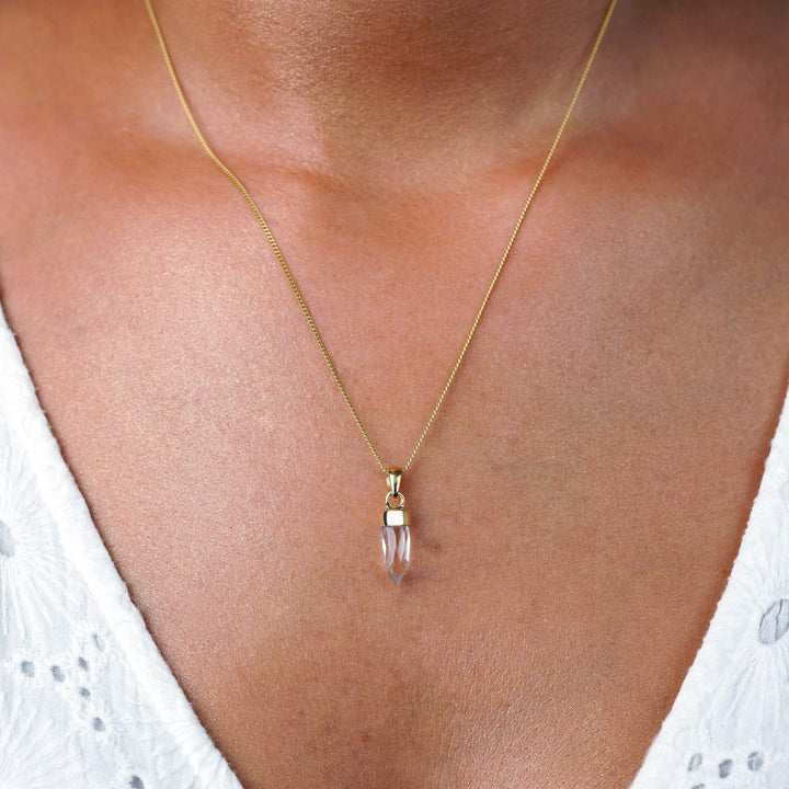 Bergkristall spets i guld att bära som halsband. Bergkristall smycke som minispets i guld perfekt till halsband.