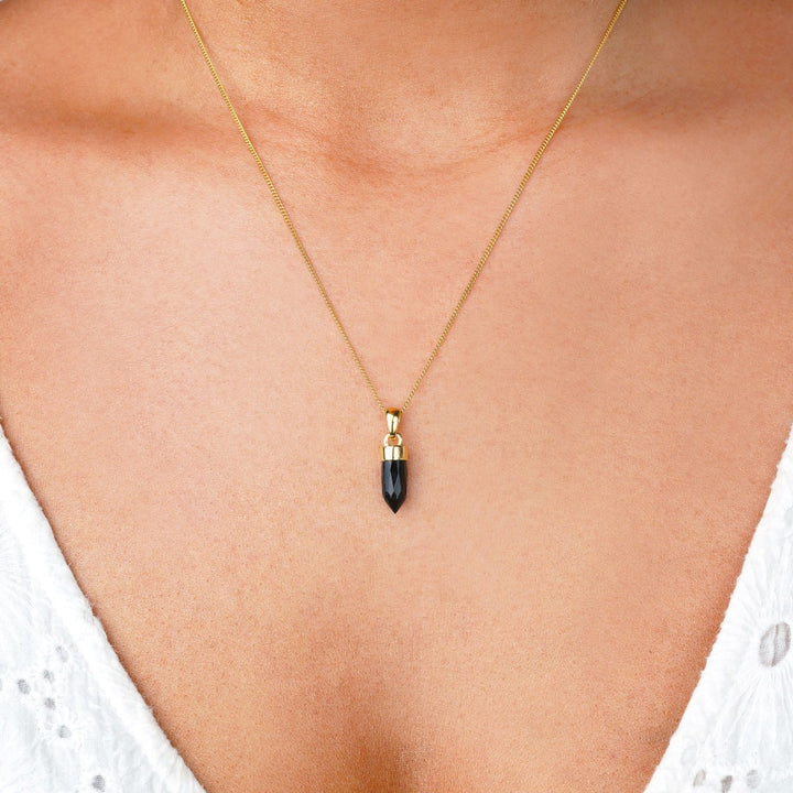 Minispets med Onyx som är en svart kristall och står för skydd. Halsband med svarta stenen Onyx kan bäras som en skyddande amulett.