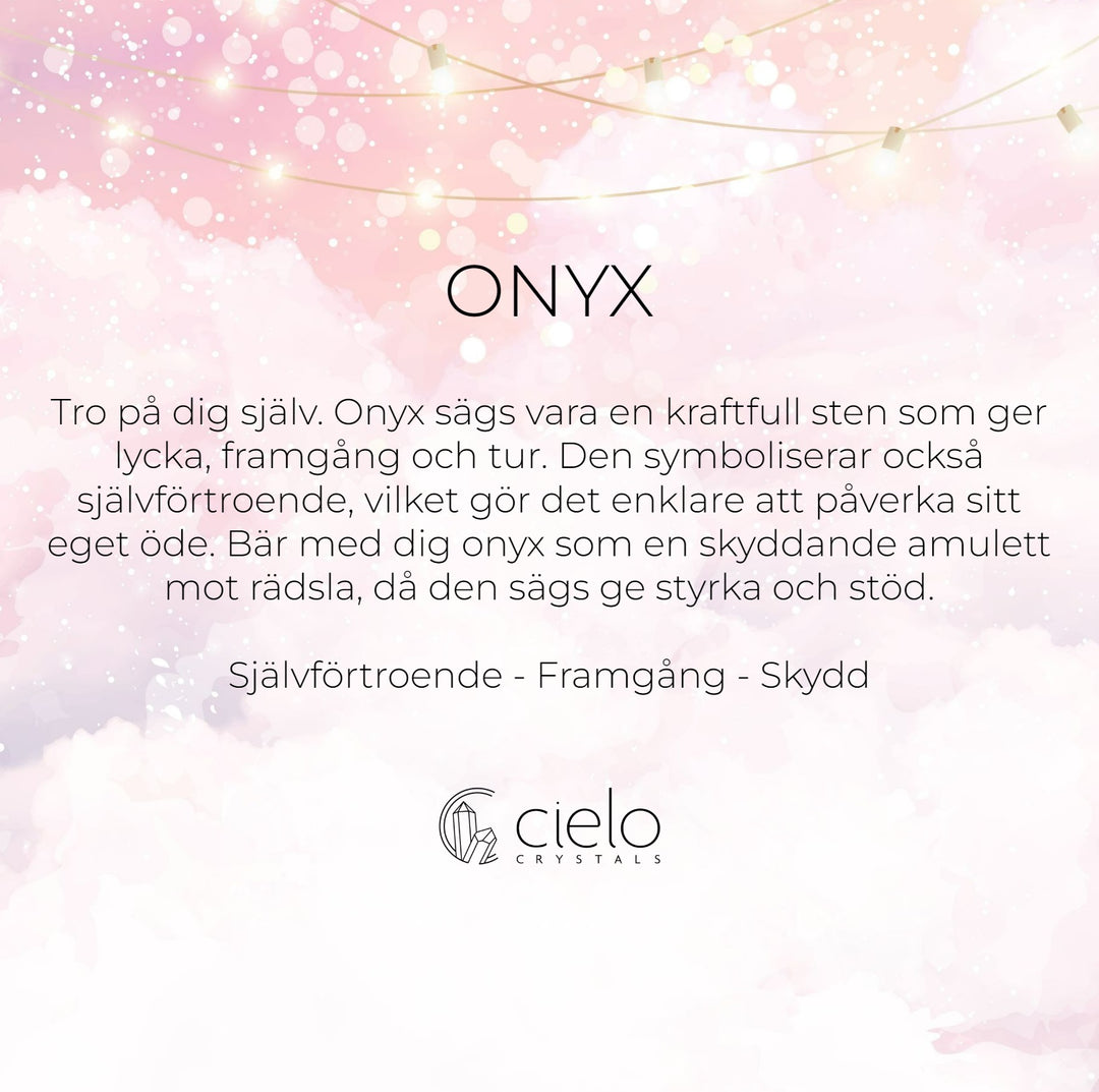 Onyx har egenskaper som sägs ge bättre självförtroende, framgång och skydd. Svart kristall Onyx som är månadssten för juli sägs ge lycka, framgång och tur.