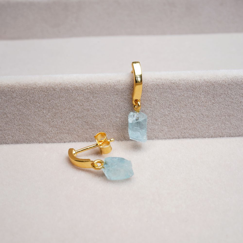 Stilrena kristallörhängen i guld med blå kristall Akvamarin. Guldörhängen med Akvamarin som har en skön blå färg.