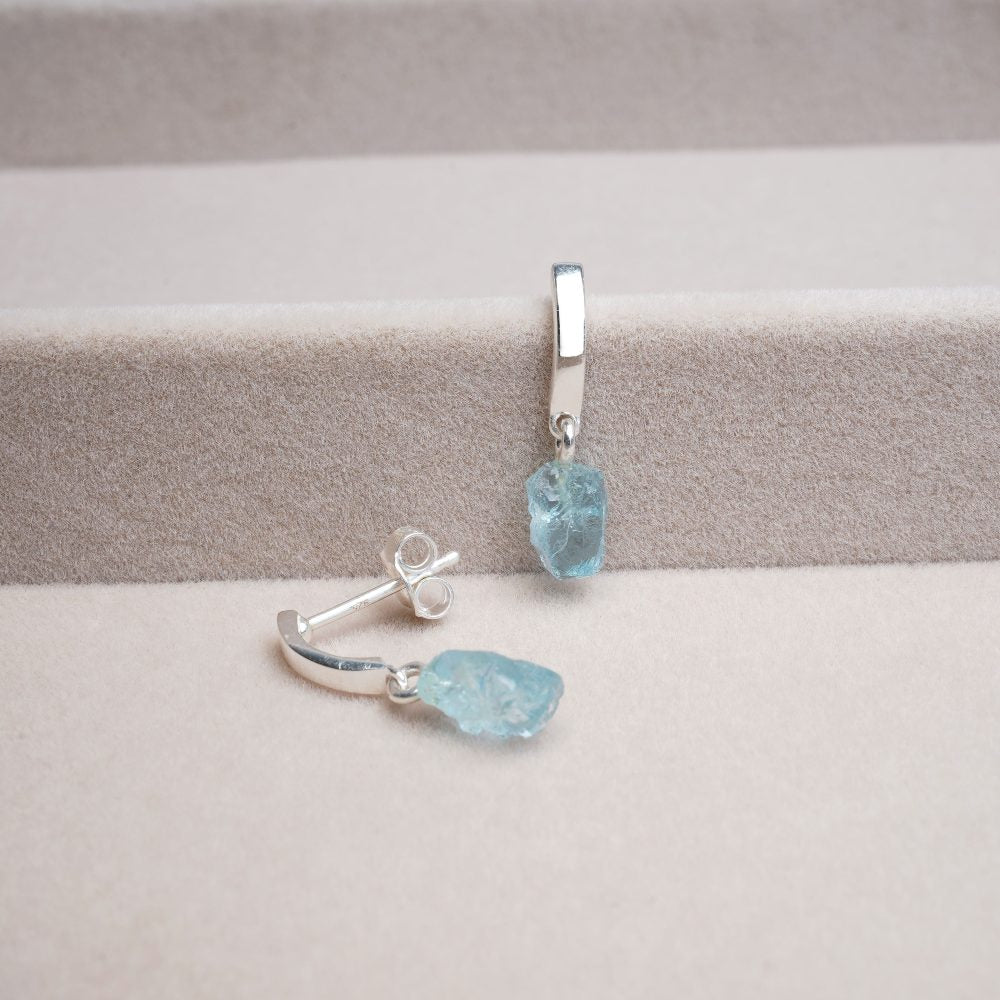 Stilrena silverörhängen med blå kristall Akvamarin.  Vackra örhängen i silver med blå sten Akvamarin.