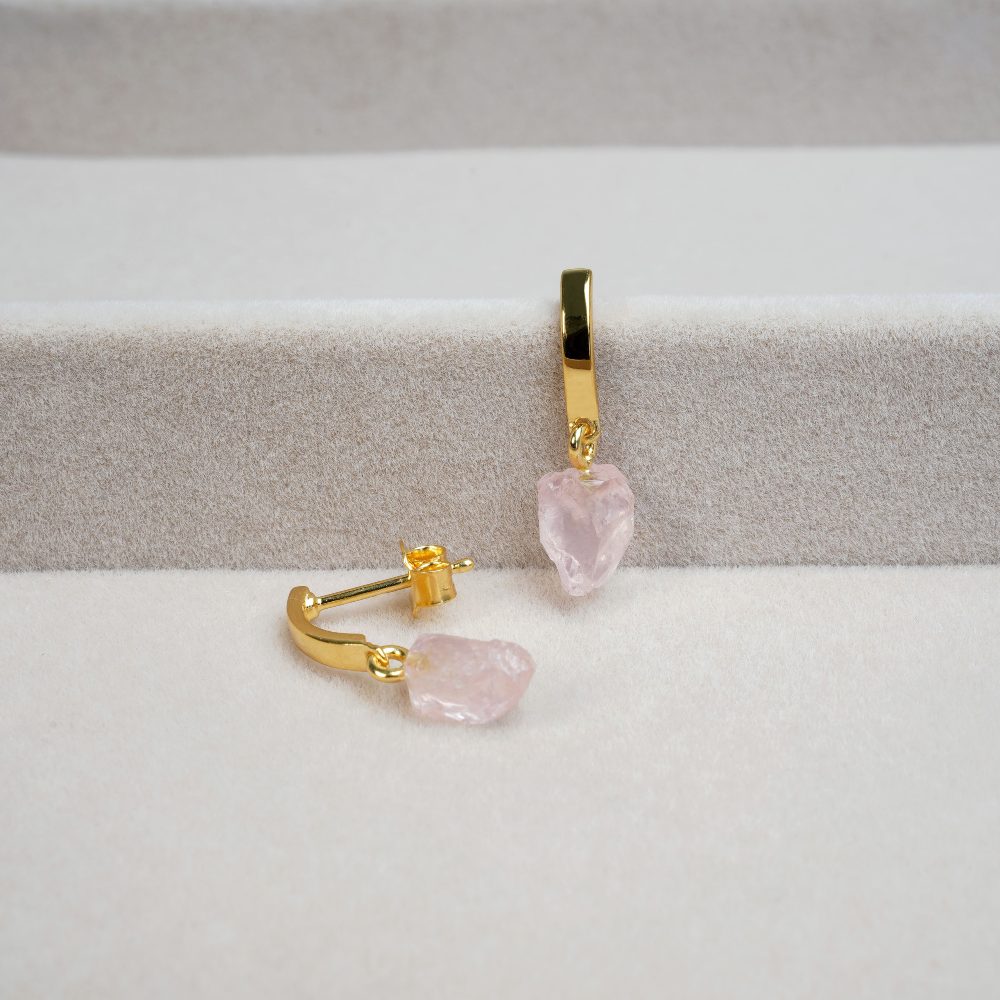 Stilrena örhängen med rå Rosenkvarts som symboliserar kärlek. Vackra guldörhängen med liten rå rosa kristall Rosenkvarts.