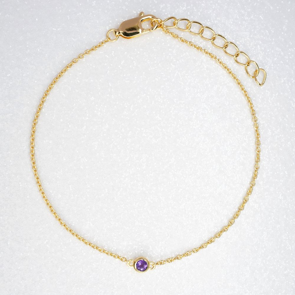 Guldarmband med lila Ametist som är februari månadssten. Smycke med Ametist kristall att bära som armband i guld.