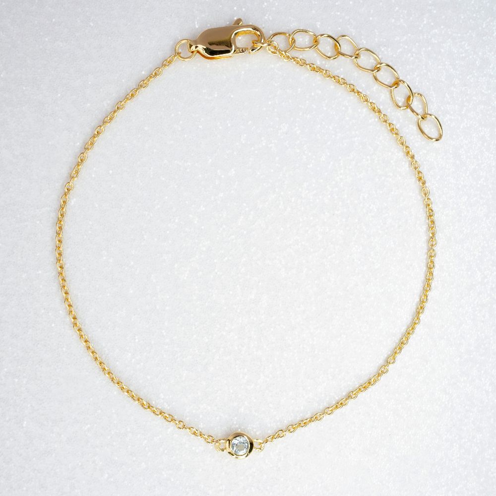 Topas smycken att bära som armband. Kristallarmband med blå Topas i guld.