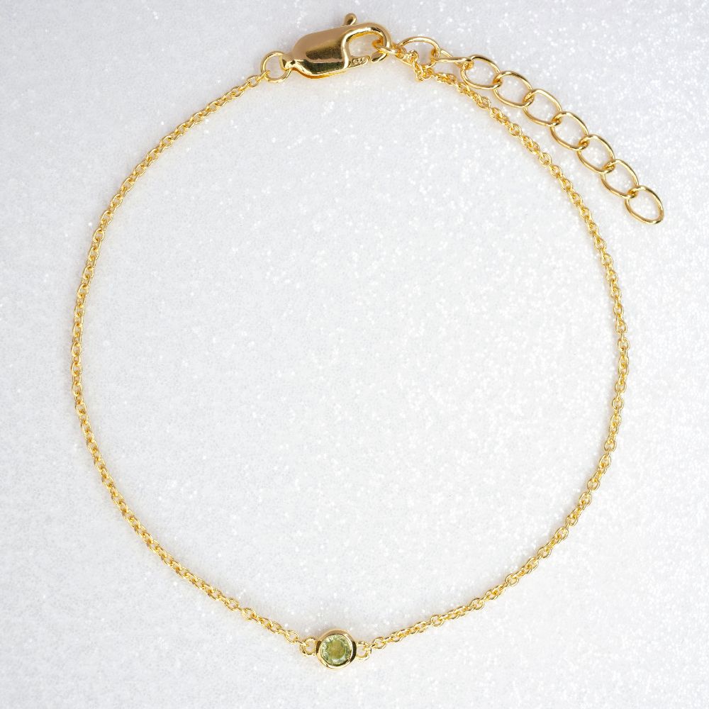 Stilrent armband med Peridot i guld. Smycke med Peridot i guld att bära som armband.