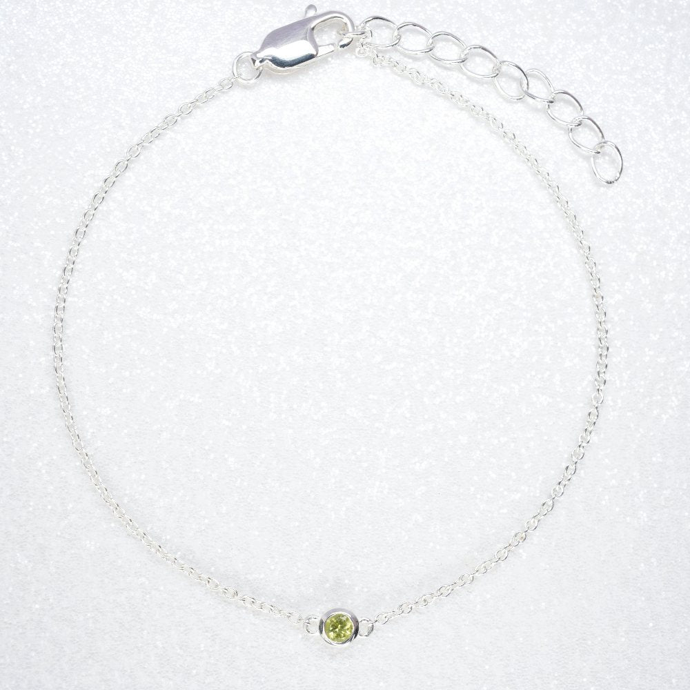 Månadssten Peridot som armband i silver. Smycke med kristall grön Peridot.