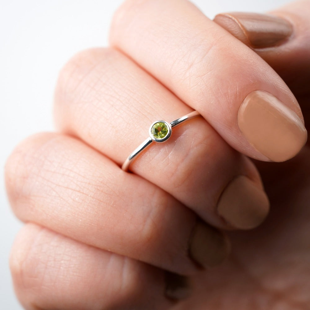 Kristallring med Peridot i sterling silver 925. Elegant och stilren ring med grön Peridot.
