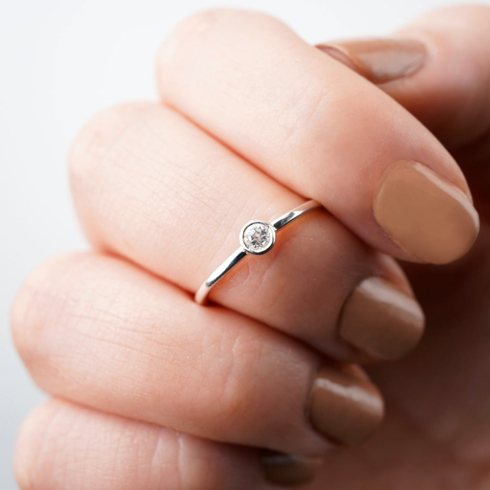 Elegant kristallring med vit Topas i silver. Ring med kristall vit Topas i stilren design.