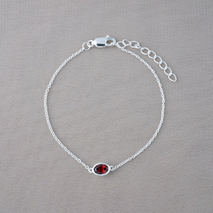 Armband med januari månadssten Granat. Silverarmband med röd kristall Granat.