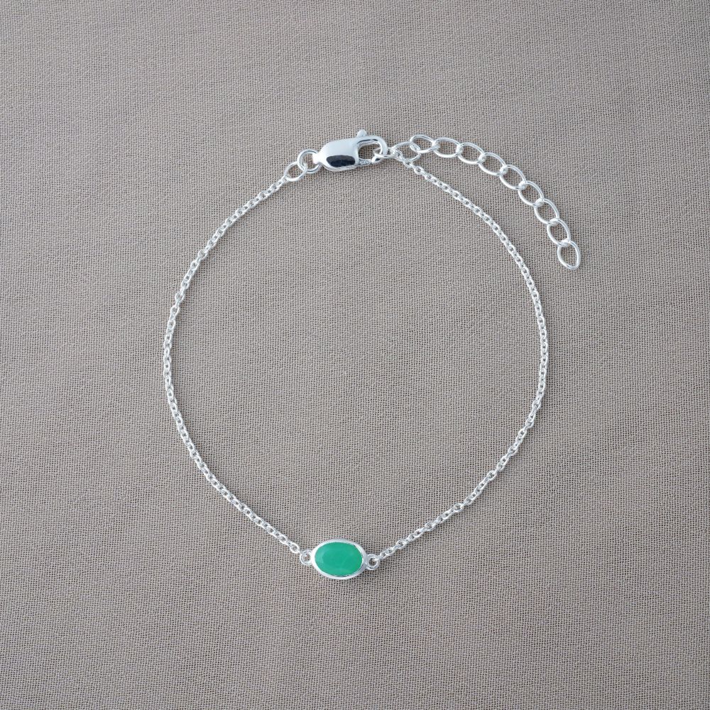 Armband med maj månadssten Krysopras i silver. Kristallarmband med äkta kristall Krysopras som har en grön färg.