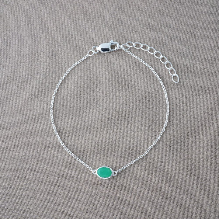Armband med maj månadssten Krysopras i silver. Kristallarmband med äkta kristall Krysopras som har en grön färg.