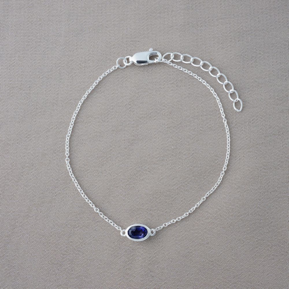 Silverarmband med september månadssten Iolit. Armband i silver med blå, lila kristall Iolit.