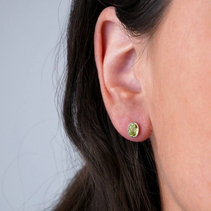 Grön kristall örhängen med Peridot. Kristallörhängen med Peridot som är augusti månadssten.