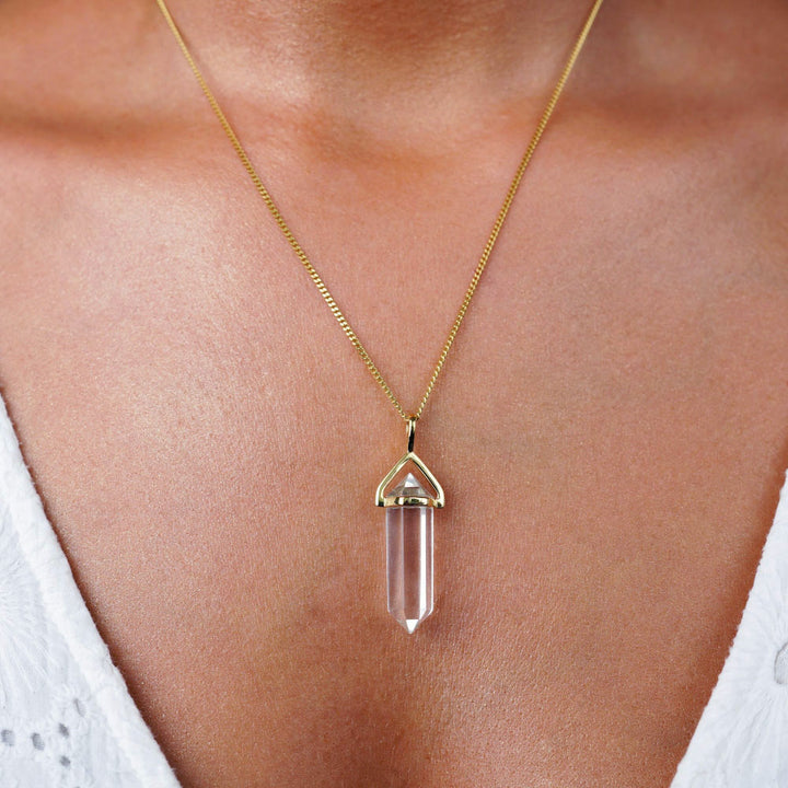 Halsband med Bergkristall som är en helande sten och som förstärker energier. Smycke med Bergkristall i spets med gulddetaljer.