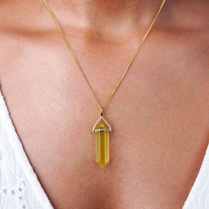 Halsband med gul kristall Citronkvarts som står för lycka. Citronkvarts smycke i guld att bära som halsband för lycka och energier.