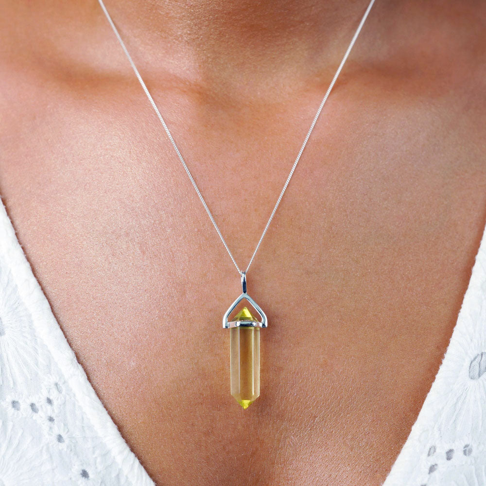 Smycke med gul kristall Citronkvarts som är en positiv sten med härliga energier. Smycke med Citronkvarts i spets som står för lycka.