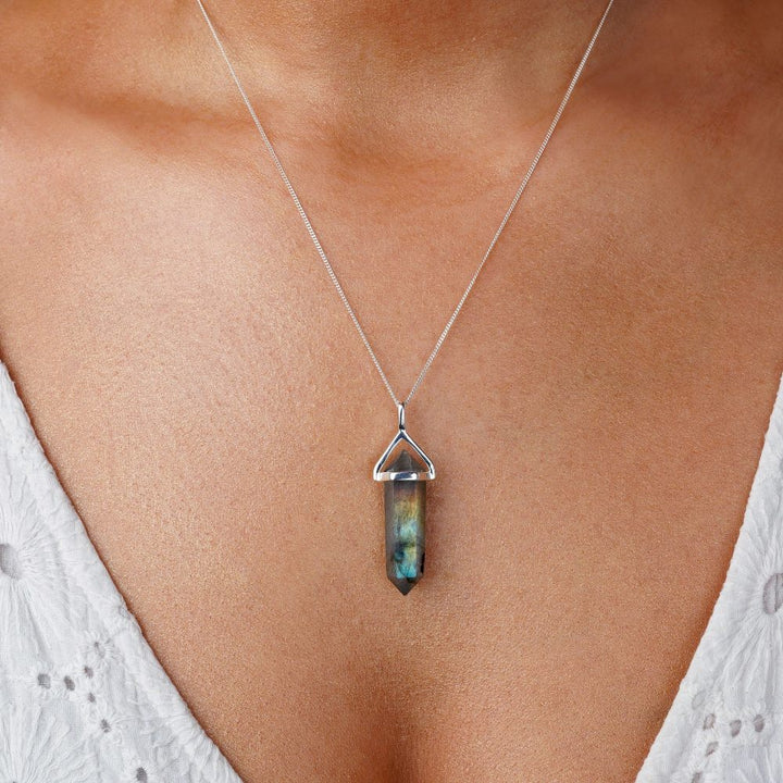 Smycke med Labradorit kristall i form av spets att bära i halsband. Kristallsmycke med Labradorit som har ett magiskt skimmer. 