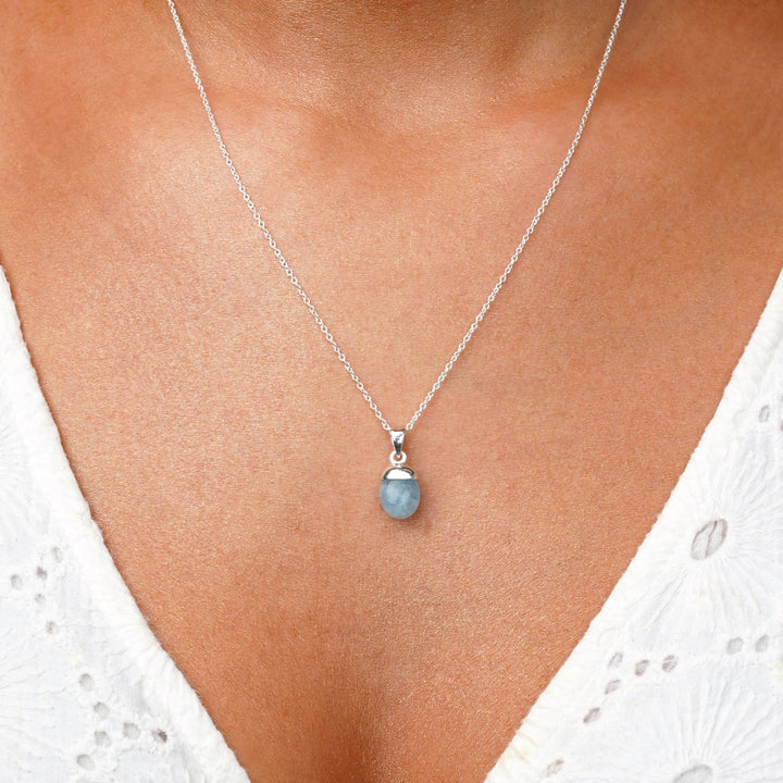 Akvamarin halsband i silver. Kristallsmycke med blå sten Akvamarin att bära som halsband. Smycke med blå kristall Akvamarin som är månadssten för mars.