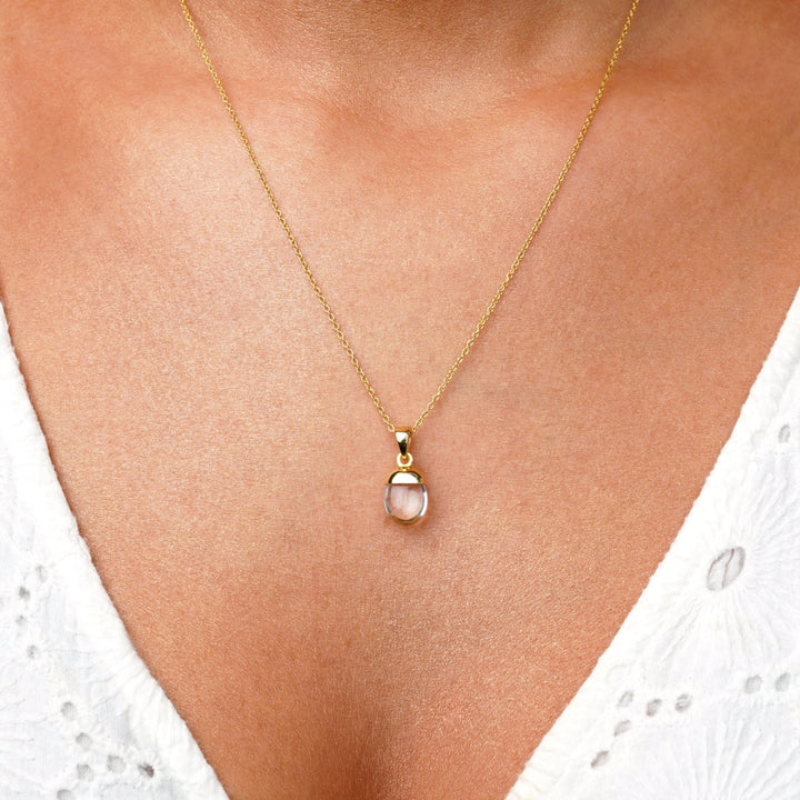 Bergkristall halsband i guld med vacker liten trumlad berlock. Smycke med nätt berlock av Bergkristall som är april månadssten.