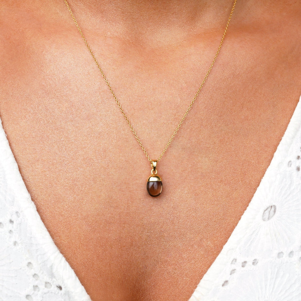 Halsband med Rökkvarts som är en skyddande sten, och kan bäras som en skyddande amulett. Smycke med kristall Rökkvarts i guld.