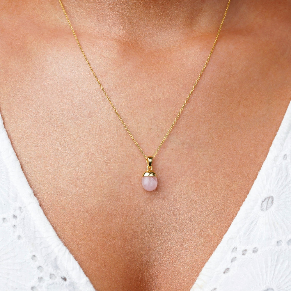 Halsband med rosa sten Rosenkvarts som är oktober månadssten. Rosenkvarts smycke i guld som ger kärleksfull energi.