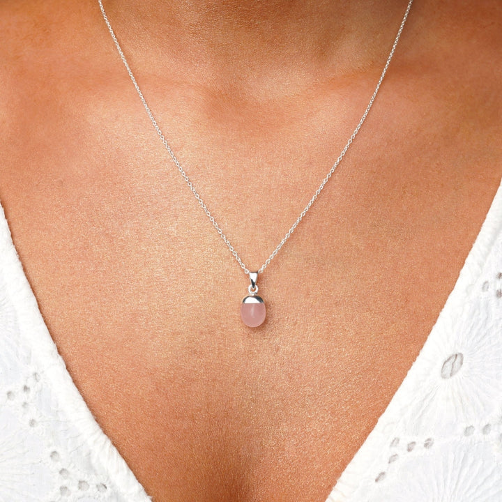 Rosa sten Rosenkvarts i halsband med silverkedja. Rosa kristall Rosenkvarts är oktober månadssten och är vacker att bära i halsband.