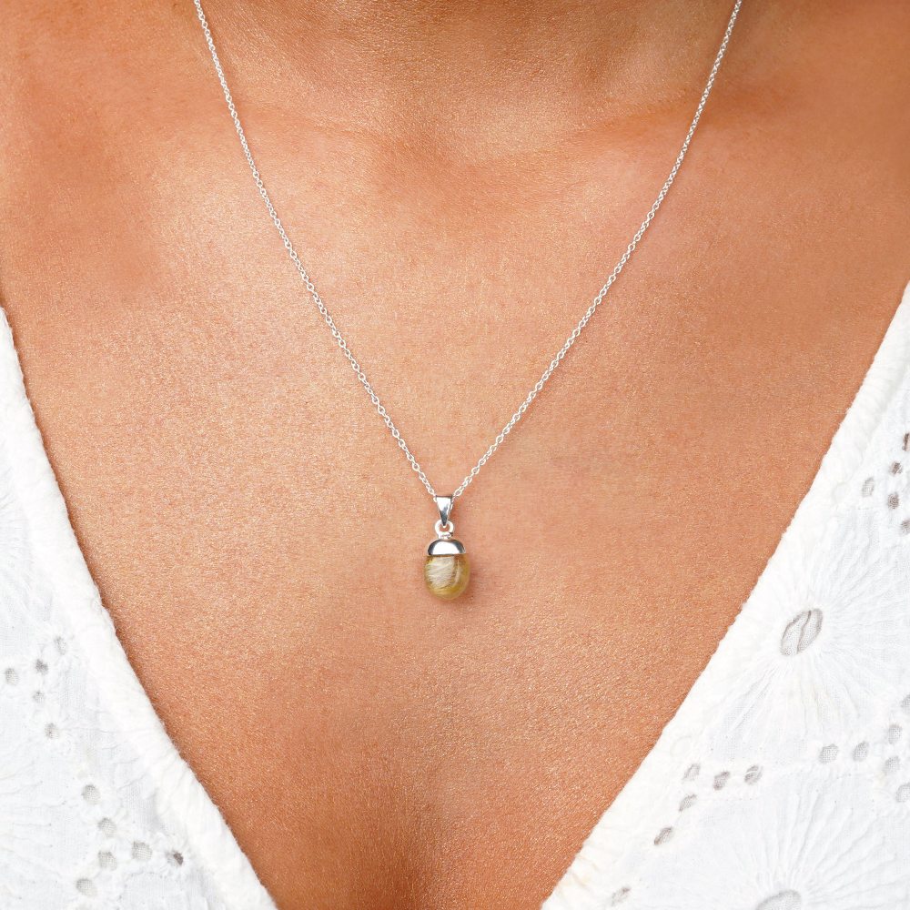 Halsband med kristall Rutilkvarts i silver. Smycke med sten Rutilkvarts som har vackra streck i stenen naturligt.