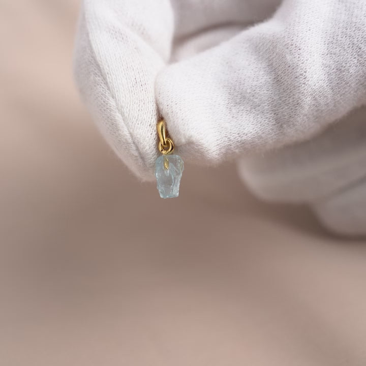Berlock med blå kristall Akvamarin. Kristallsmycke med Akvamarin som är  magisk kristall.