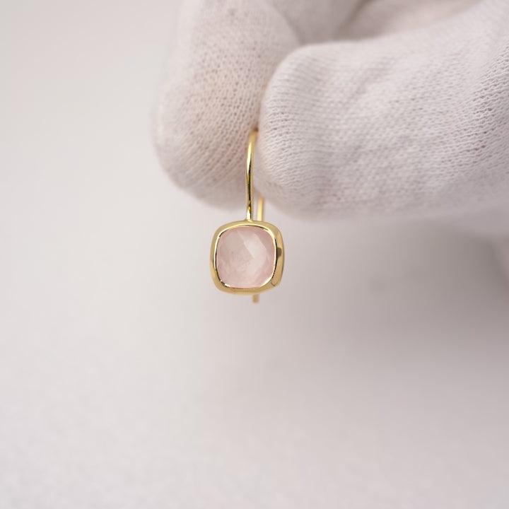 Vackra kristallörhänhen med rosa kristall Rorsenkvarts. Guldörhängen med kristall Rosenkvarts som symboliserar kärlek.