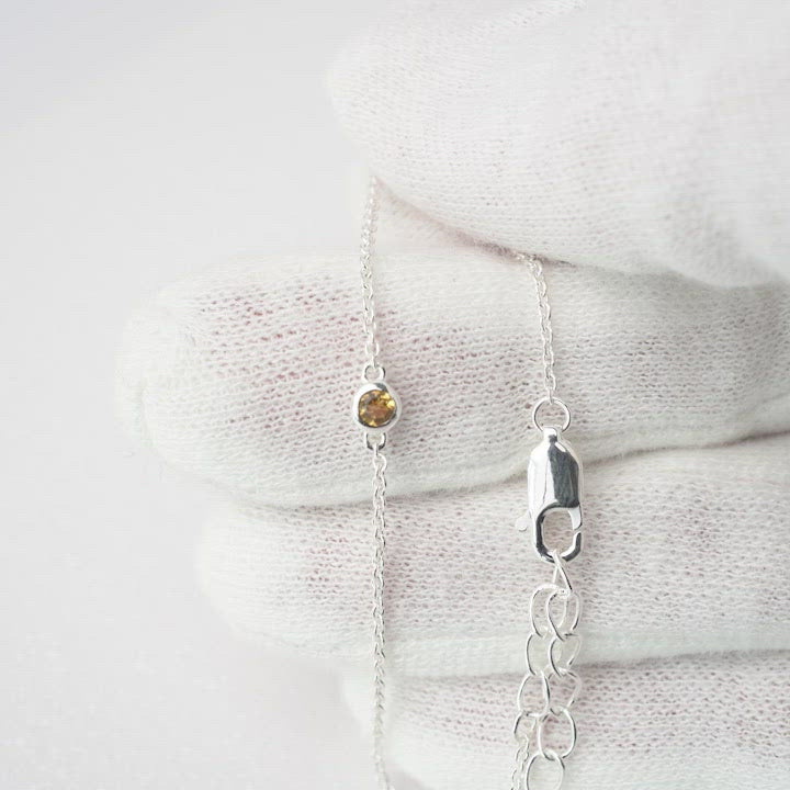Silverarmband med Citrin som är november månadssten. Enkelt och nätt silverarmband med kristall Citrin som är en positiv sten.