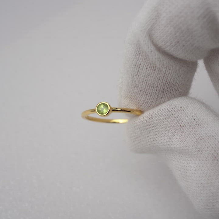 Elegant guldring med Peridot som är en grön magisk kristall. Ring med grön sten Peridot som är augusti månadssten. 