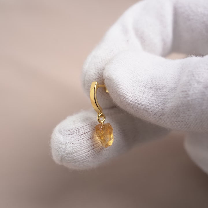 Guldörhängen med gul kristall Citrin. Kristallörhängen i guld med gul sten Citrin som är en positiv ädelsten.