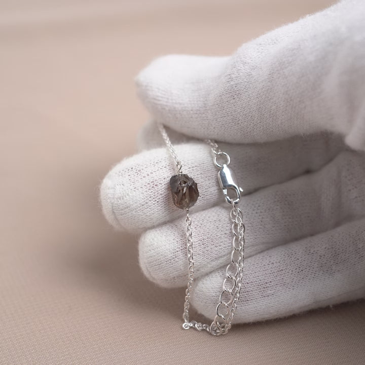Armband med rå liten brun kristall Rökkvarts. Kristallarmband  med Rökkvarts som är en skyddande sten.