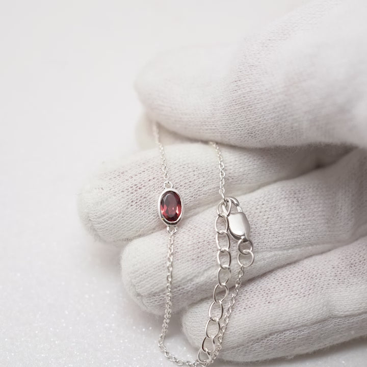 Silverarmband med röd sten Granat. Kristallarmband med kristall Granat som är januari månadssten.