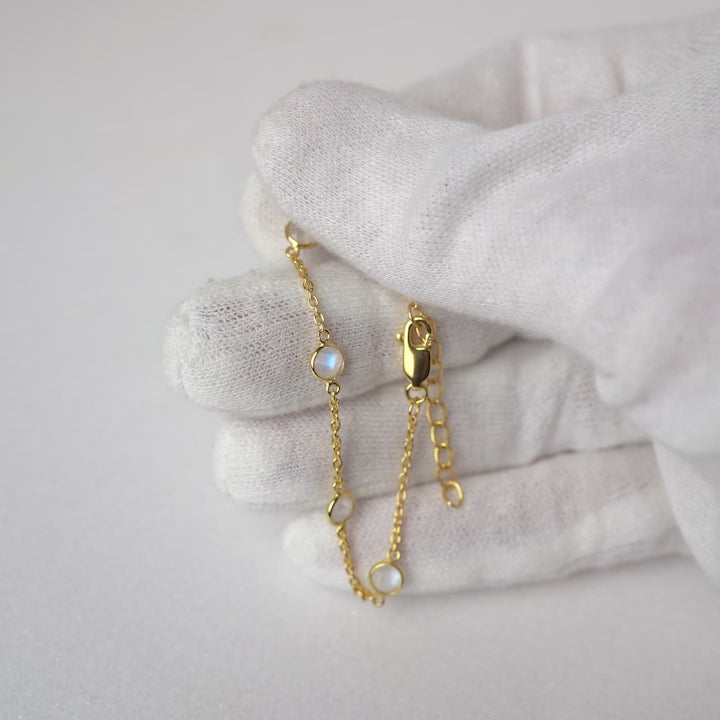Elegant guldhalsband med kristaller av Regnbågsmånsten. Guldhalsband med Månsten kristaller.