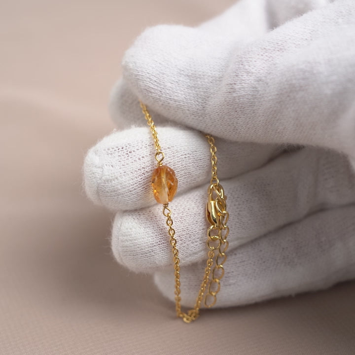 Guldarmband med liten rå Citrin kristall. Armband med liten rå Citrin i guld.