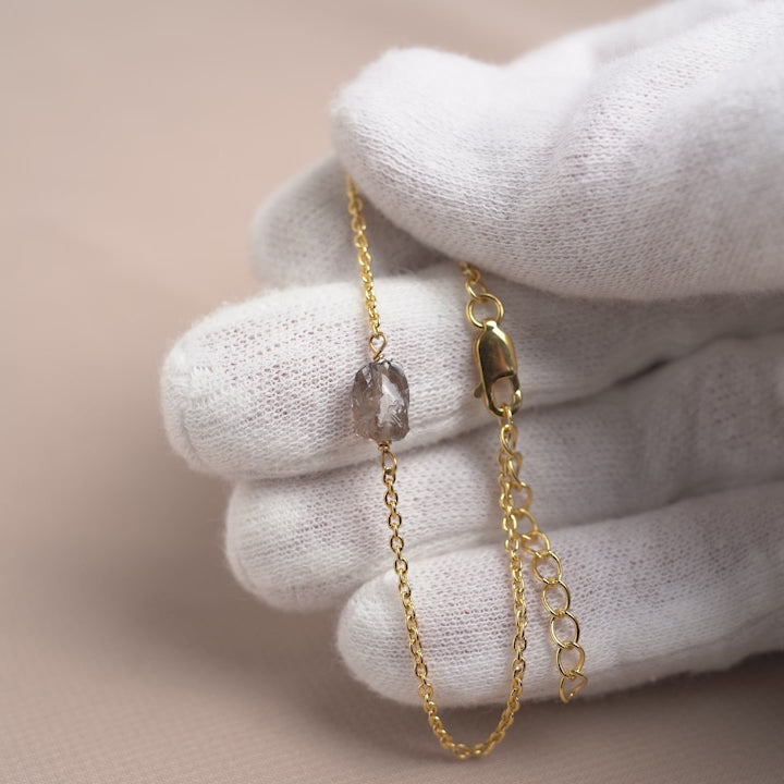 Rökkvarts armband i guld. Kristallarmband med rå liten  kristall av Rökkvarts.