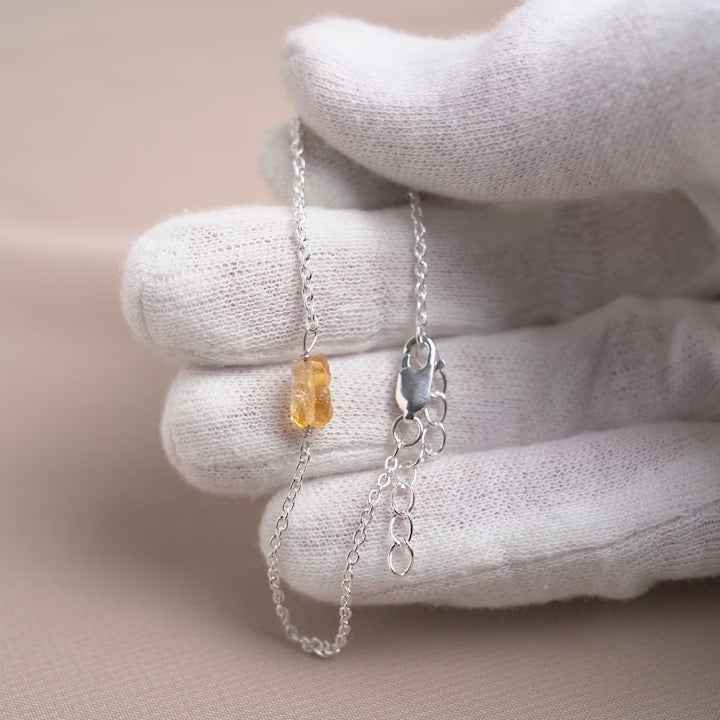 Vackert kristallarmband i silver med en gul kristall som är rå och oslipad. Silverarmband med en gul rå kristall som heter Citrin.