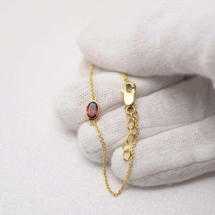 Kristallarmband med röd sten Granat i guld. Armband med röd kristall Granat i stilren design och hög kvalité.