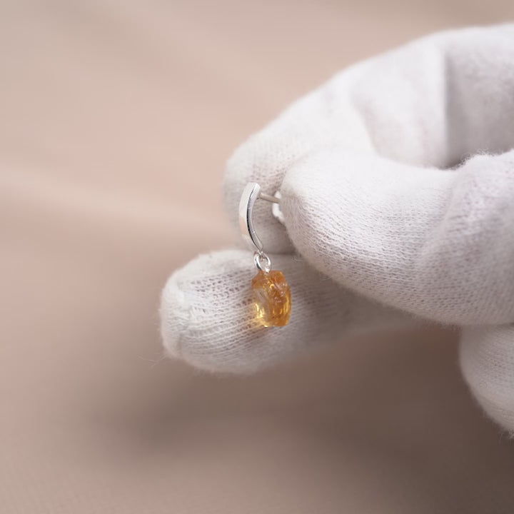 Citrin örhängen i silver i hög kvalité. Örhänge med gul kristall Citrin som har en rå form.