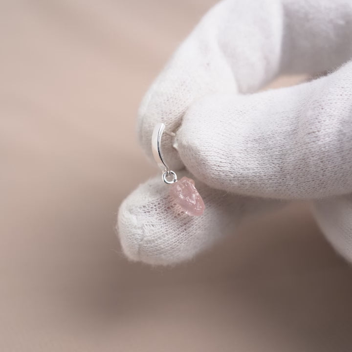 Rosenkvarts örhängen i silver. Stilrena kristallörhängen i silver med liten rå rosa Rosenkvarts kristall.