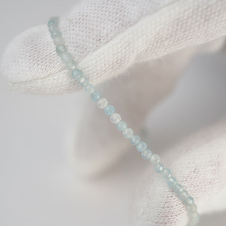 Kristallarmband med Akvamarin som är mars månadssten. Armband med kristaller av Akvamarin  formade till pärlor.