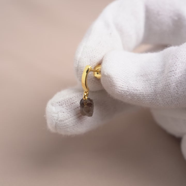 Guldörhängen med liten rå Rökkvarts kristall. Kristallörhängen i guld med söt liten brun stne.
